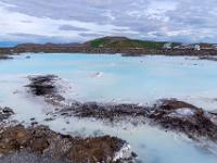 Milchigblauer See im Lavafeld  bei "Blauer Lagune" vor Vulkanbergen - Reykjanes Halbinsel